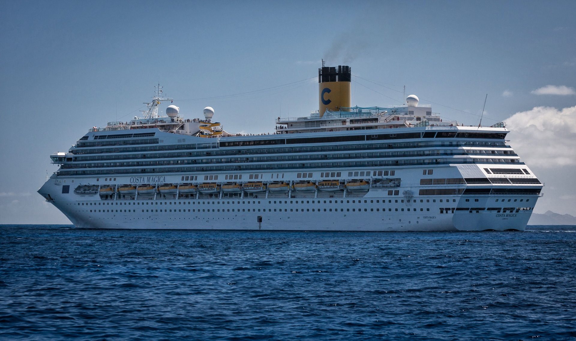 Kvinna hoppade från Royal Caribbean – hittades vid liv efter 20 timmar i havet